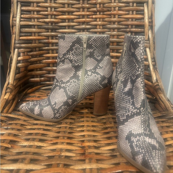 Carlos Santana Snake Print Ankle Boots - Gray and Black in size 7 - Picture 13 of 15